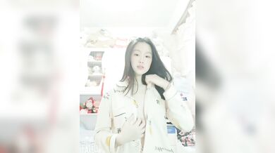 Thiếu nữ ngực lép e thẹn cởi áo tách khe