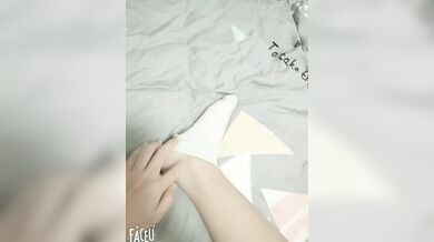 Thiếu nữ ngực lép e thẹn cởi áo tách khe