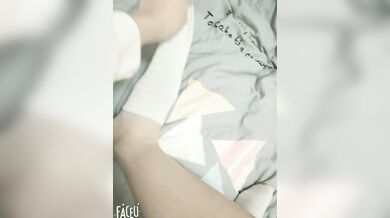 Thiếu nữ ngực lép e thẹn cởi áo tách khe