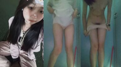 Chó cái trần truồng trong nhà vệ sinh trường học