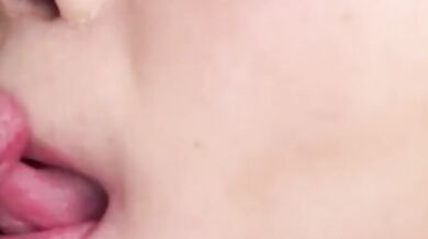 舌頭踢動，陰莖不斷顫動