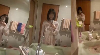 Nữ sinh trung học lột đồ và chụp selfie 12