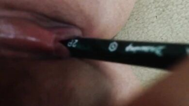 鉛筆が柔らかいマンコに深く浸透する