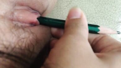 鉛筆が柔らかいマンコに深く浸透する