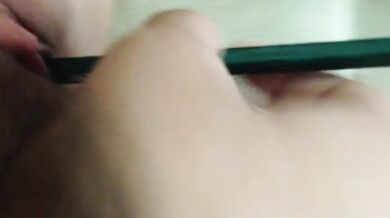 鉛筆が柔らかいマンコに深く浸透する