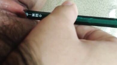 鉛筆が柔らかいマンコに深く浸透する