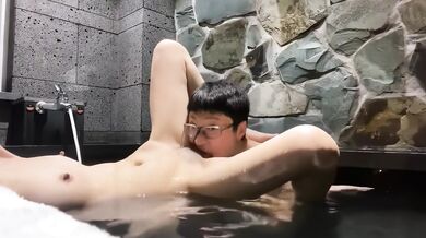 水の中でマンコを舐めている若いカップル