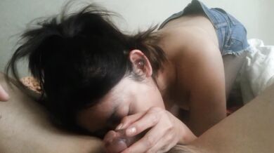 黒ストッキングを履いたアボリジニの女子高生が非常に注意深く舐める