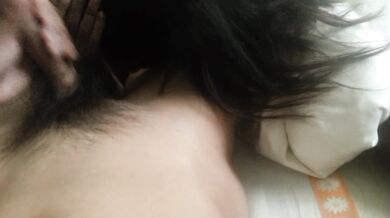 黒ストッキングを履いたアボリジニの女子高生が非常に注意深く舐める