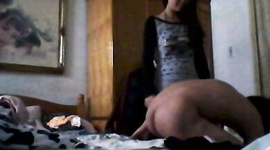 Cô gái đưa bạn trai về nhà làm tình trên giường bố mẹ và chụp ảnh tự sướng