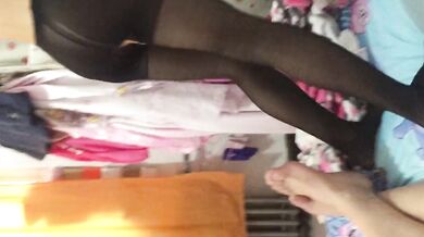 薄い黒ストッキングでお尻をひねってセックスするスーパー女