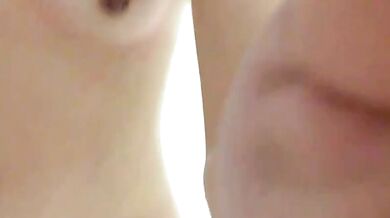 入浴後に彼氏とビデオチャットする女の子