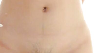 入浴後に彼氏とビデオチャットする女の子