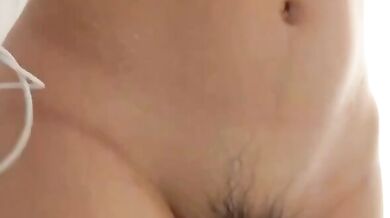 入浴後に彼氏とビデオチャットする女の子