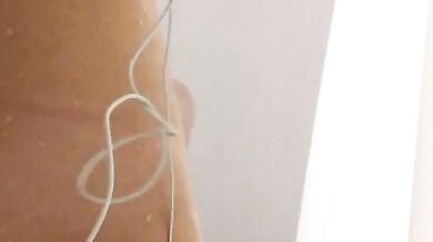 入浴後に彼氏とビデオチャットする女の子