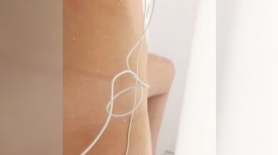 入浴後に彼氏とビデオチャットする女の子