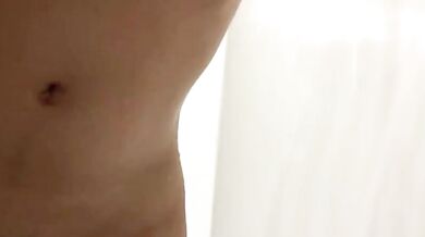 入浴後に彼氏とビデオチャットする女の子