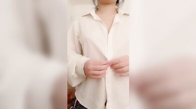 巨乳のトゥヤ姉妹が胸をつまんで揉む