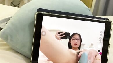 自慰給朋友看我的騷穴