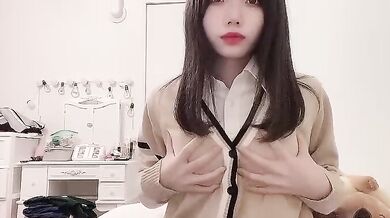 Cô gái Nhật dễ thương tự xoa ngực