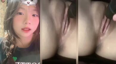 Cô gái dùng máy rung tự sướng