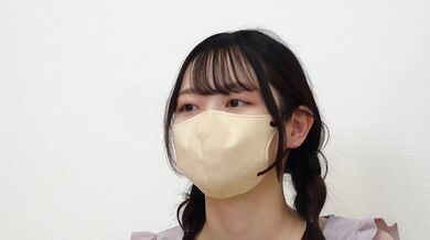 Cô gái xinh đẹp cúi xuống lộ nhũ hoa