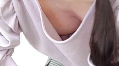 Cô gái xinh đẹp cúi xuống lộ nhũ hoa