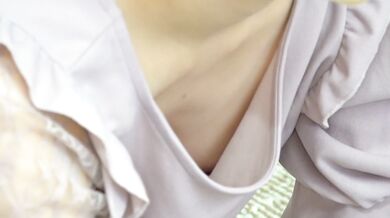 Cô gái xinh đẹp cúi xuống lộ nhũ hoa