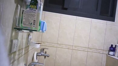 学校の美人な女子生徒の入浴を盗撮