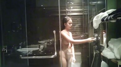 Góc kín khách sạn: Cô gái ngực đẹp tắm trong phòng tắm