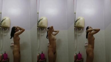 Thiếu nữ Malaysia tự quay cảnh tắm