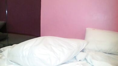 韓国の美女がケーキを吹きながら胸を露出