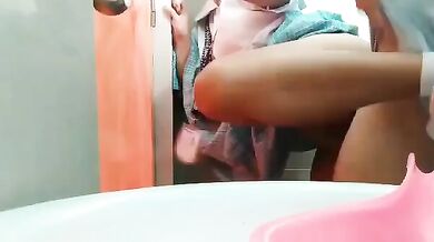 フィリピンの高校生カップルがトイレで情事