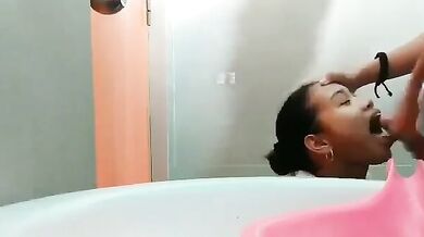 フィリピンの高校生カップルがトイレで情事