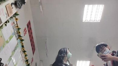 クラスメートのパンツを撮ろうとする