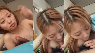 Thiếu nữ e thẹn thưởng thức xiên nướng