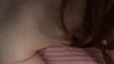 自撮りで枕をこすってオナニー2