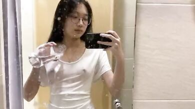 友人に胸を見せる