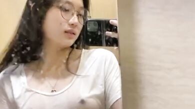 友人に胸を見せる