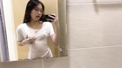 友人に胸を見せる