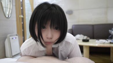 超可愛いショートカットの妹とおじさんのベッド戦い 喘ぎ声が最高