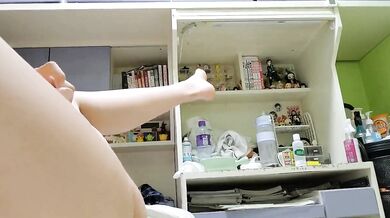 Em gái chơi máy rung phun nước