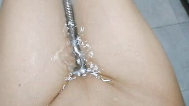 白虎妹妹洗澡玩水灌穴