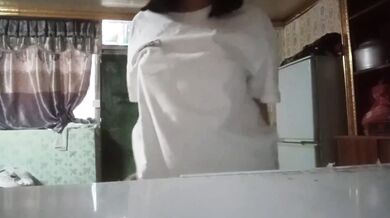 大奶眼鏡騷妹跳舞露奶