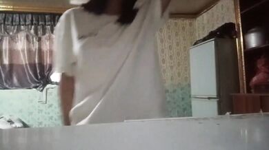 大奶眼鏡騷妹跳舞露奶