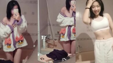 清純ショートヘアの女性が鏡の前でセクシーな自撮り