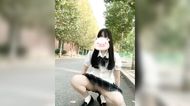 Nữ sinh đại học phô bày thân thể và tự sướng trong khuôn viên trường