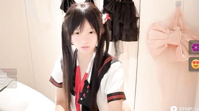 超可愛な大学生の妹がライブ配信で小遣い稼ぎ、童顔巨乳