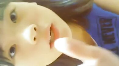 見せびらかす女子高生