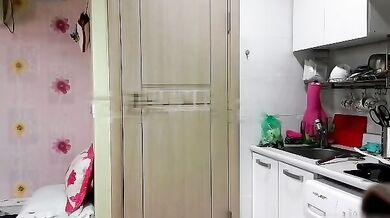 清純的大學女友裸體煮飯男友強行插入，先吃再吃飯很享受